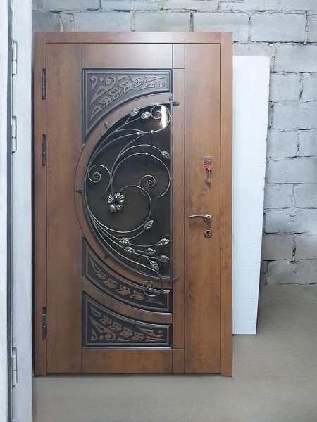 Дверь с полукруглым стеклом