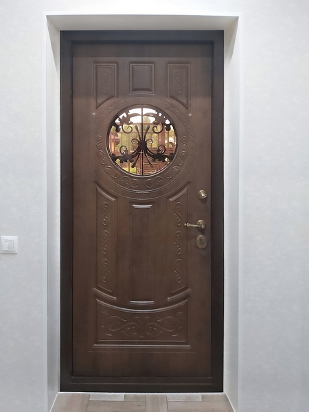 Входная дверь с круглым стеклом