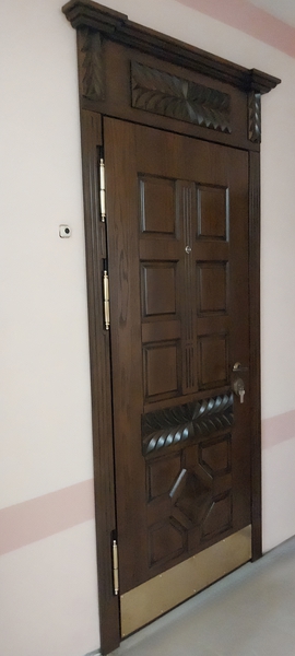 Дверь с капителью и отбойником