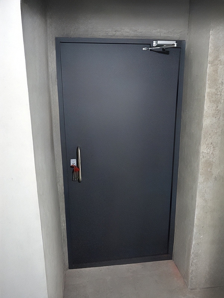 Темно-серая техническая дверь