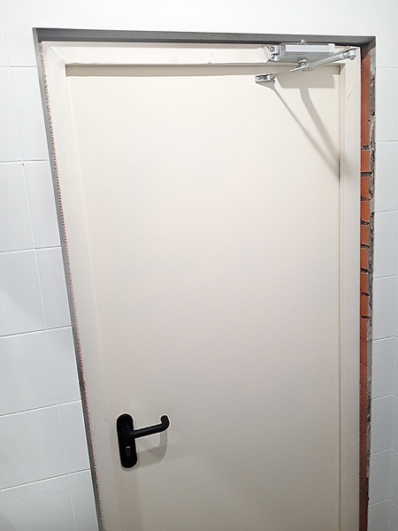 Огнезащитная дверь белого цвета