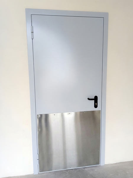 Дверь с отбойником Дверь с отбойником