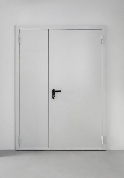 Белая полуторная дверь