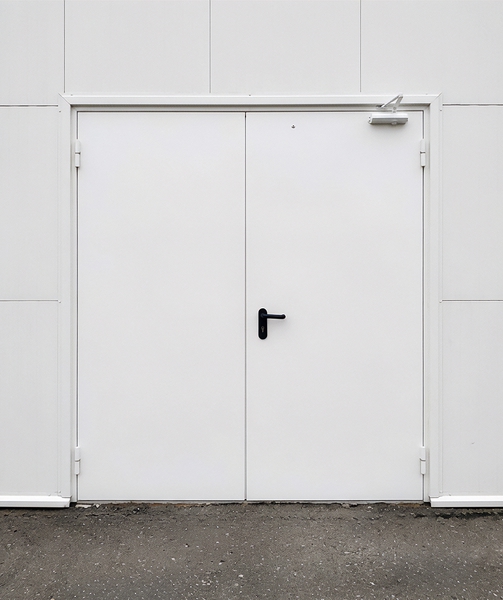 Белая двустворчатая дверь