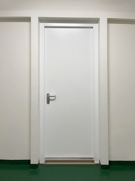 Белая огнестойкая дверь