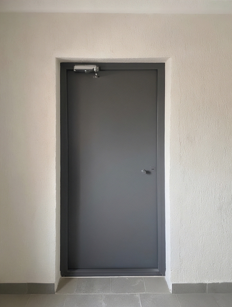 Техническая дверь с доводчиком Техническая дверь с доводчиком