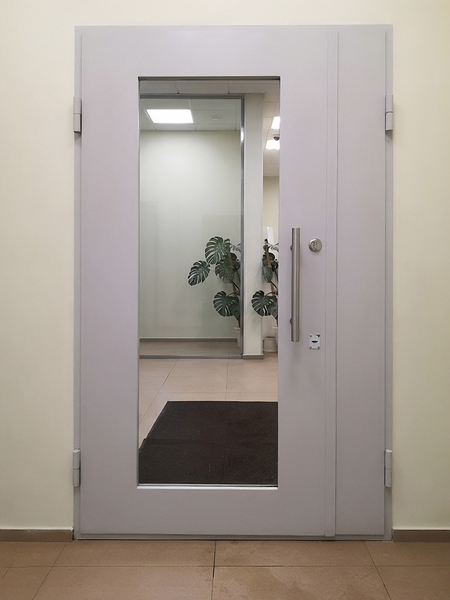 Дверь с большим остеклением Дверь с большим остеклением