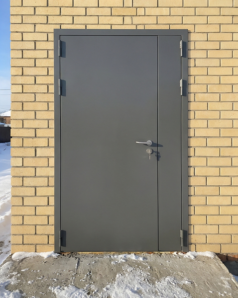 Серая полуторная дверь