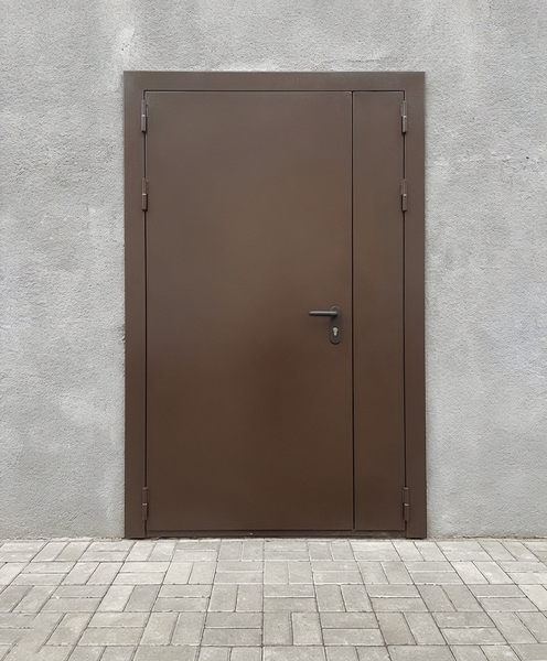 Дверь коричневого цвета