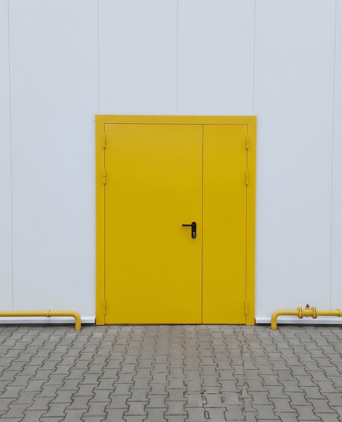 Желтая полуторная дверь