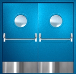 Двупольная противопожарная дверь EI-60 с круглыми стеклопакетами, отбойниками и ручками «Антипаника», окрас по RAL 5002