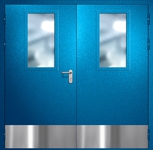 Двупольная противопожарная дверь EI-60 с широкими стеклопакетами, отбойниками и ручками «Антипаника», окрас по RAL 5002