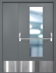 Полуторная противопожарная дверь EIW-60 с максимальным стеклопакетом, отбойником и ручкой «Антипаника», окрас по RAL 7001